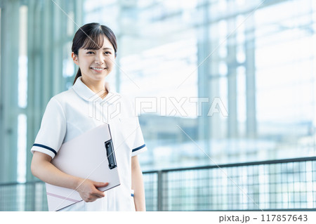 通路を歩く女性の医療従事者。 通路を歩く女性の医療従事者。 117857643