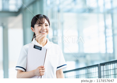 通路を歩く女性の医療従事者。 通路を歩く女性の医療従事者。 117857647