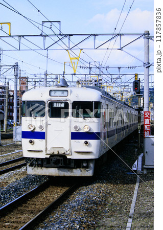 門司駅に入線する415系電車（JR九州） 117857836