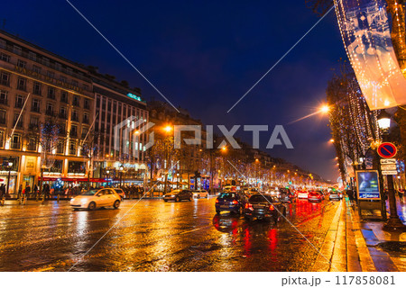 クリスマスのパリ　シャンゼリゼ通り 117858081