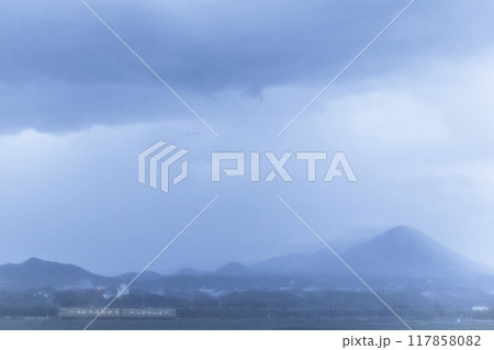 霧を走る電車 117858082