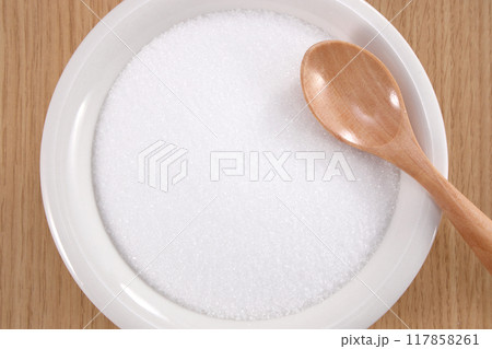 白い皿に入ったグラニュ糖 117858261