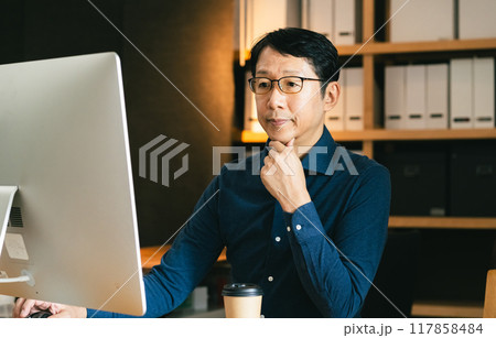 パソコンに向かうミドル男性 117858484