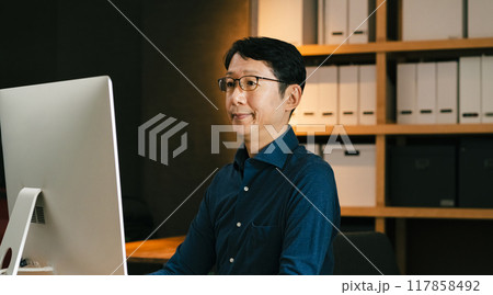 パソコンに向かうミドル男性 117858492
