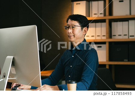 パソコンに向かうミドル男性 117858493