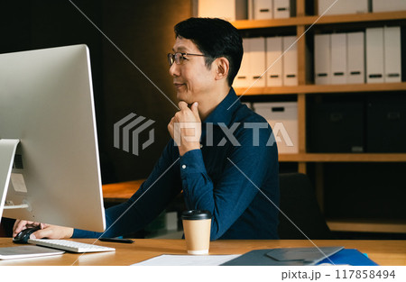 パソコンに向かうミドル男性 117858494