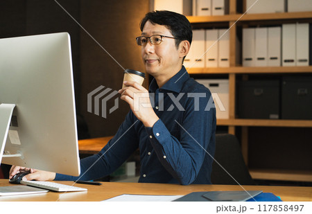 パソコンに向かうミドル男性 パソコンに向かうミドル男性 117858497