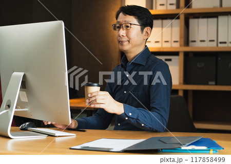 パソコンに向かうミドル男性 パソコンに向かうミドル男性 117858499