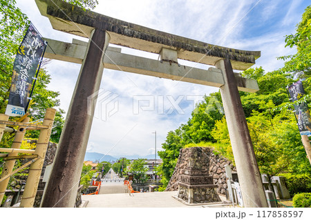 武田神社　神橋から甲府駅方面を望む　武田通り　直線道路 117858597