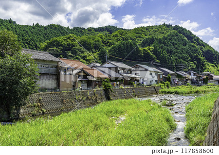 智頭　土師川に沿いの街並み　鳥取県智頭町 117858600