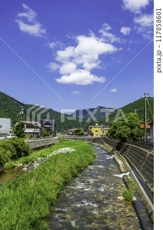 智頭　土師川に沿いの街並み　鳥取県智頭町 117858601
