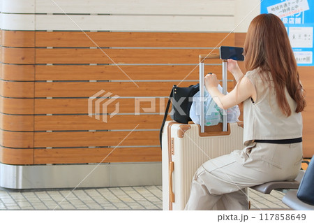 駅のベンチで列車を待つ女性 駅のベンチで列車を待つ女性 117858649