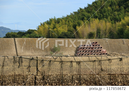 漁港に置かれたタコつぼ　漁港の風景 117858672
