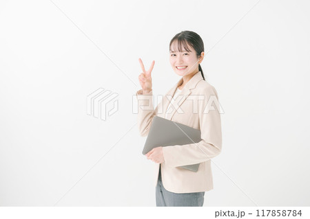ノートパソコンを持つ女性 117858784