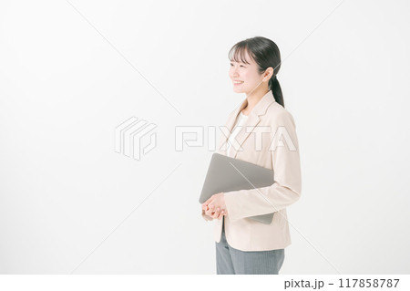 ノートパソコンを持つ女性 117858787