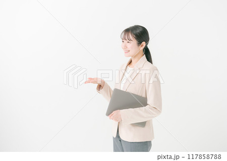 ノートパソコンを持つ女性 117858788