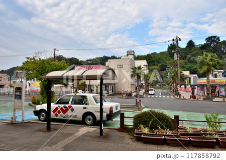 福島県湯本駅前で客待ちのタクシー 117858792