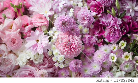 鮮やかなピンクの花束 117858842