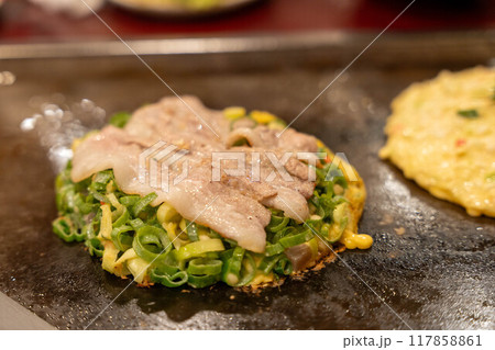 美味しそうな大阪名物ねぎ焼きとお好み焼き 117858861