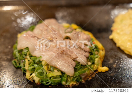 美味しそうな大阪名物ねぎ焼きとお好み焼き 美味しそうな大阪名物ねぎ焼きとお好み焼き 117858863
