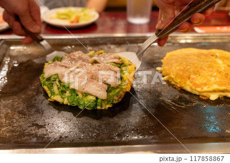 美味しそうな大阪名物ねぎ焼きとお好み焼き 美味しそうな大阪名物ねぎ焼きとお好み焼き 117858867