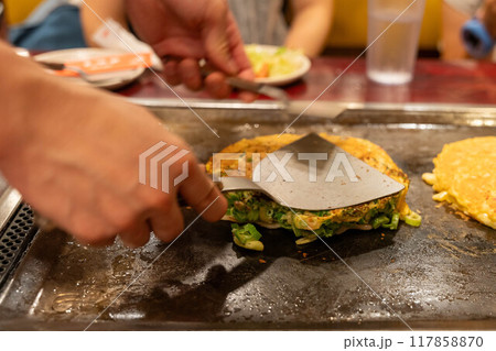 美味しそうな大阪名物ねぎ焼きとお好み焼き 美味しそうな大阪名物ねぎ焼きとお好み焼き 117858870