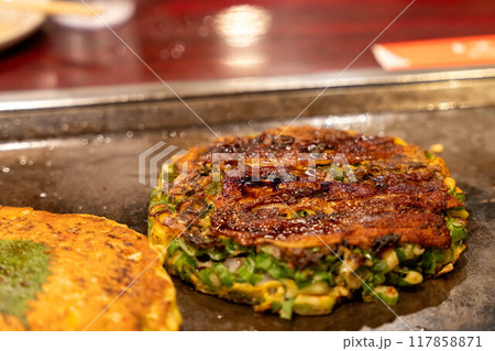 美味しそうな大阪名物ねぎ焼きとお好み焼き 117858871