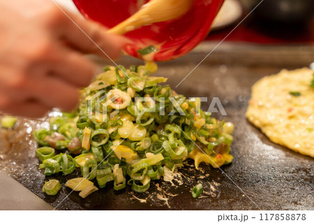 美味しそうな大阪名物ねぎ焼き 117858878