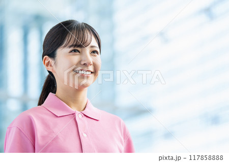 介護士の若い女性。 介護士の若い女性。 117858888