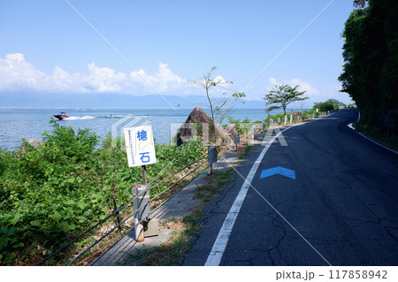 滋賀県　琵琶湖湖岸の槍石 117858942