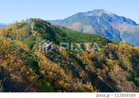 六方石稜線から望む駒津峰と仙丈ヶ岳 117859169
