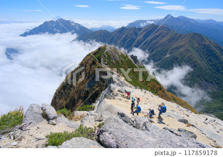 南アルプスの甲斐駒ヶ岳、中腹から望む摩利支天と後方の鳳凰三山、北岳、早川尾根 南アルプスの甲斐駒ヶ岳、中腹から望む摩利支天と後方の鳳凰三山、北岳、早川尾根 117859178