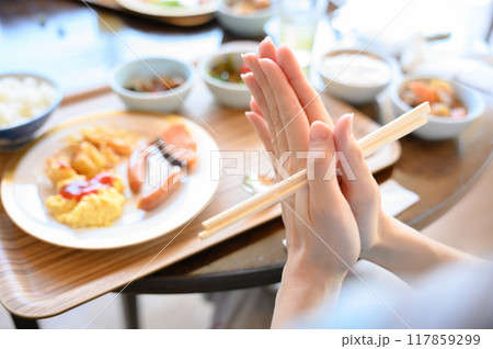 食事をする女性の手元 食事をする女性の手元 117859299