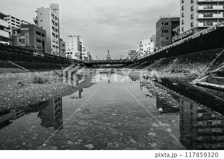 秦野市内を流れる水無川モノクロ風景写真 117859320