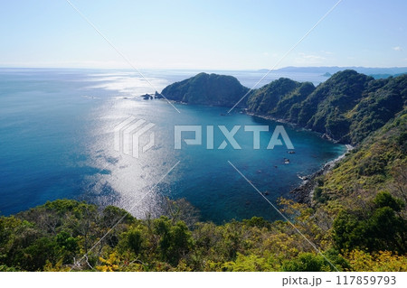 日差し輝く太平洋の青海原に突き出した横浪半島の岬風景 日差し輝く太平洋の青海原に突き出した横浪半島の岬風景 117859793