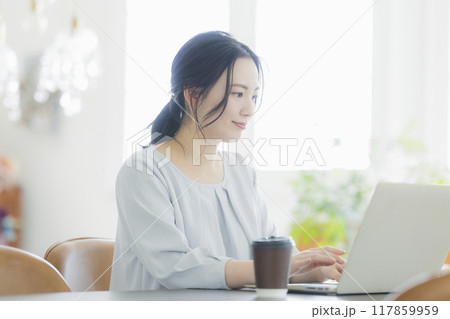 テレワークをする若い女性 テレワークをする若い女性 117859959