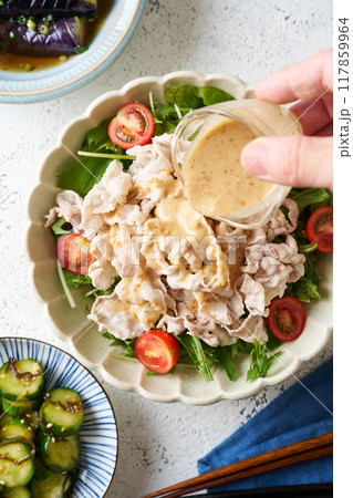 豚バラ肉の冷しゃぶサラダに胡麻だれをかける 117859964