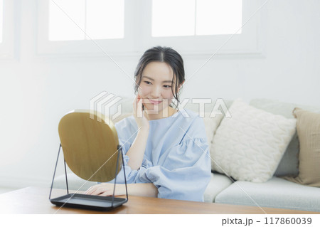 肌の調子を気にする若い女性 117860039