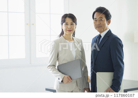 会話するするミドルビジネスマン　 117860107