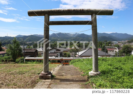 三内神社の鳥居より五日市線電車を望む 三内神社の鳥居より五日市線電車を望む 117860228