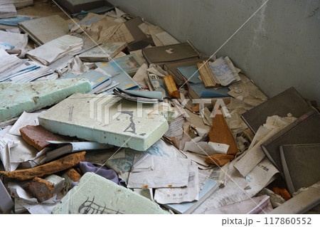 気仙沼市東日本大震災遺構（散乱した教科書） 117860552