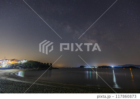 日本の岡山県の瀬戸内海に浮かぶ美しい星空 117860873