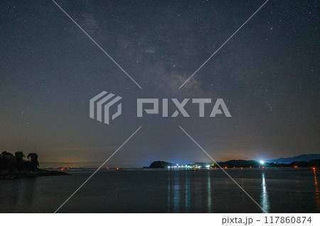 日本の岡山県の瀬戸内海に浮かぶ美しい星空 117860874