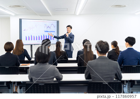 研修を受けるビジネスマン 117860957
