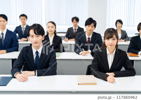 研修を受けるビジネスマン 117860962