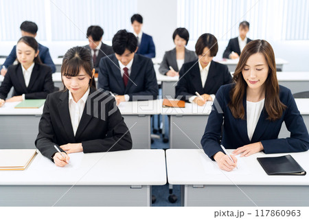 研修を受けるビジネスマン 117860963