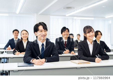 研修を受けるビジネスマン 117860964