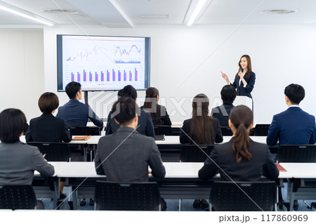 研修を受けるビジネスマン 117860969