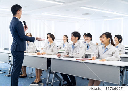 研修を受けるビジネスマン 117860974