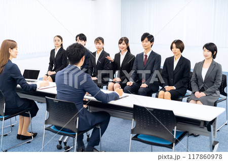 就職活動で面接を受けるビジネスマン 117860978